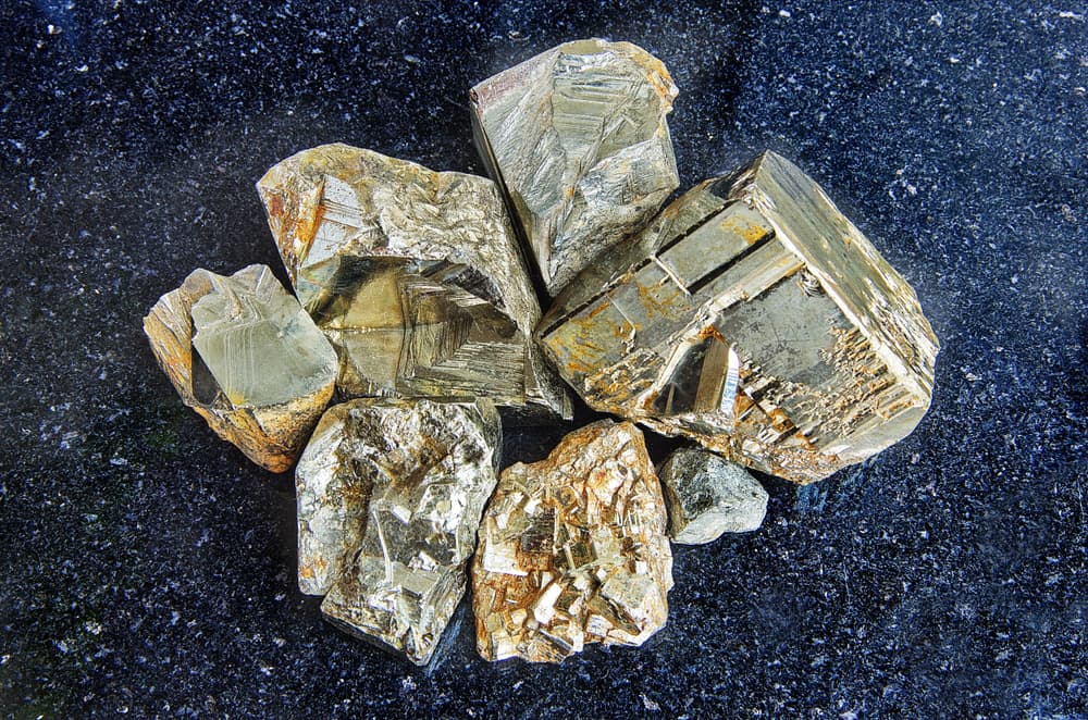 Los nativos americanos creían que mirándose en una pieza pulida de pirita podían ver reflejada su propia alma. Sus chamanes la usaban como una 'piedra poderosa' y los curanderos la utilizaban también en ciertos rituales para ayudar a su comunidad. Por esto y más, la pirita ha recibido el nombre de 'piedra de los sanadores'.