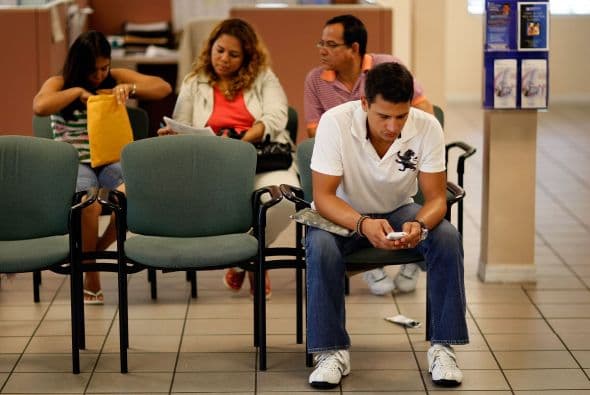 El índice de desempleo en Estados Unidos bajó dos décimas y se ubicó en el 7.7 % en noviembre, un mes cuando la economía añadió 146 mil empleos, según informó el Departamento de Trabajo. Ver toda la información