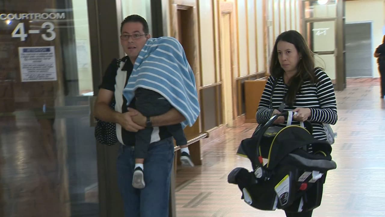 Dan la custodia de menores hallados junto a sus padres inconscientes dentro de un auto a una tía