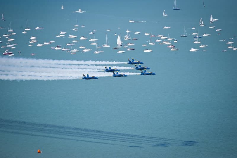 El equipo de paracaidistas del Ejército de EE. UU. impresiona con saltos sincronizados y aterrizajes espectaculares frente a la playa de Chicago.
<br>
<br>