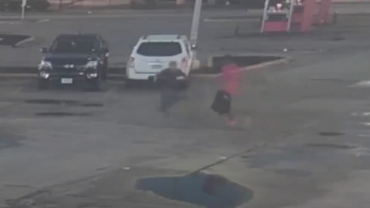 A patadas y golpeándolo con una mochila lo roban en el suroeste de Houston