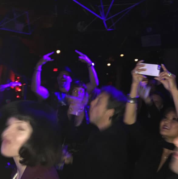 ¿Crees que se le está pasando mal Joe? ¡Obviamente no!