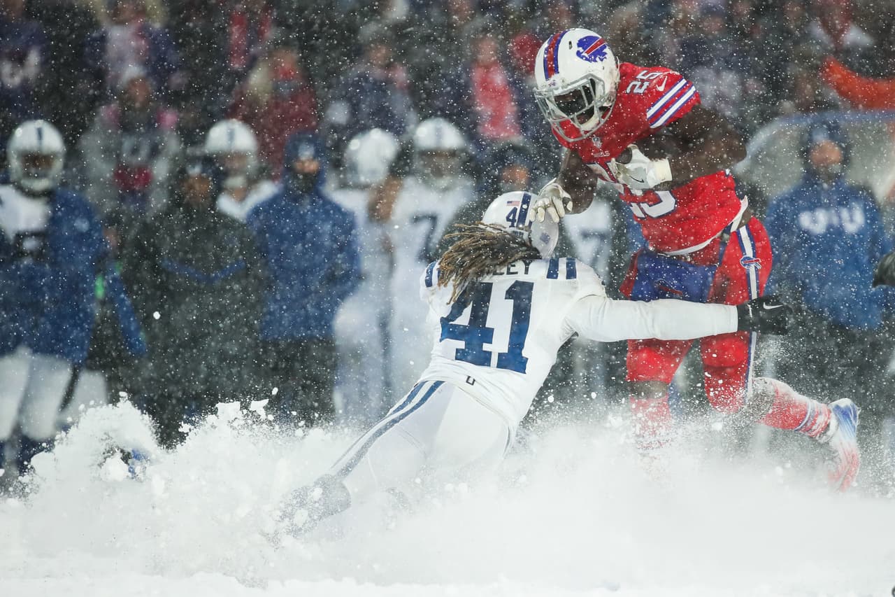 Con una nevada espectacular en el Estadio Ralph Wilson, los Buffalo Bills vencieron 13 - 7 a los Indianapolis Colts en tiempo extra.