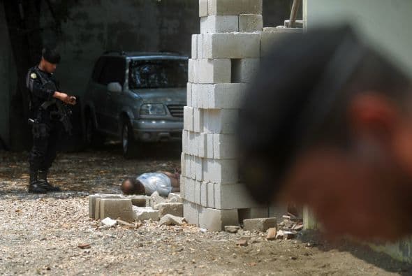 Muchos son los casos que se saben de policías que trabajan para las organizaciones delictivas.