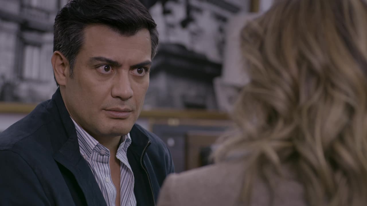 Al notarla rara, Carlos interrogó a Gema sobre su extraño comportamiento, y no pudo ocultar sus celos por la atención que le da Paola tras su regreso del hospital. El presidente le pidió no dejar que esa situación nuble su juicio, pues es su asesora.