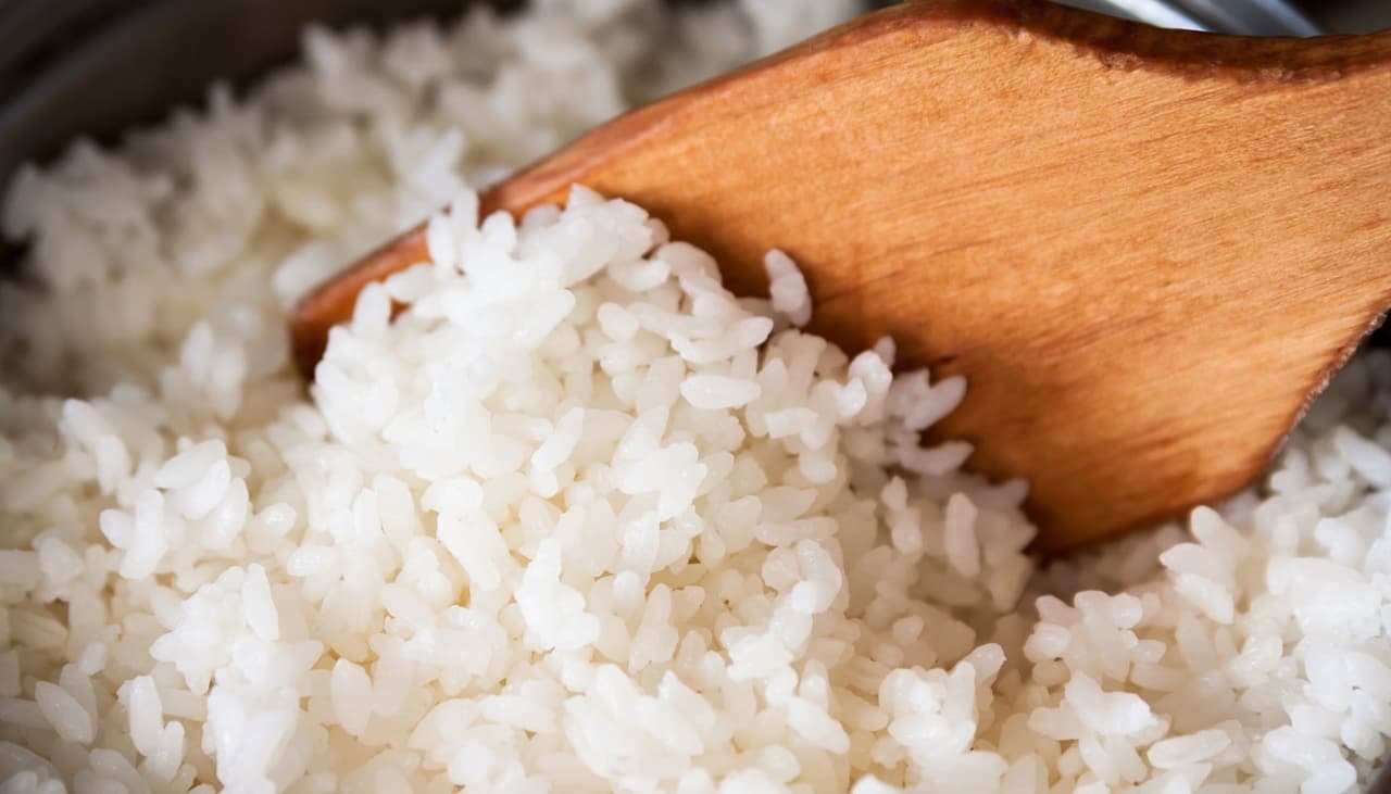 Por que o arroz fica empapado? 6 erros que te afastam do arroz soltinho perfeito 