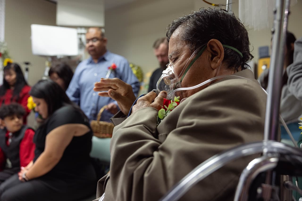 Esta fue la única forma en la que Don José pudo ver a su hija vestida de novia caminando por el pasillo y luego cuando daba el “sí”.