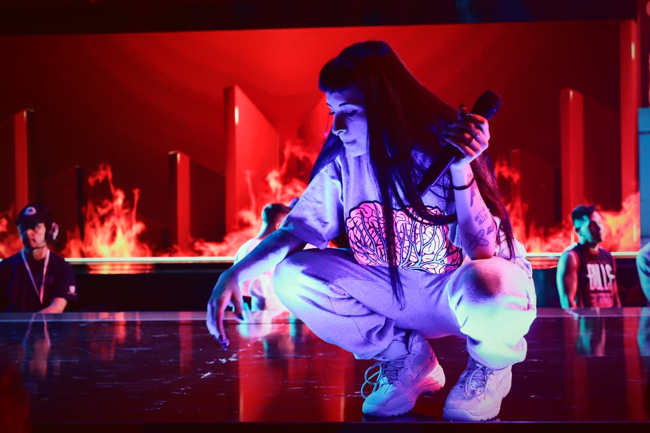 La cantante argentina Cazzu llegó feliz al escenario de la American Airlines Arena de Miami, donde hará historia este jueves al presentarse por primera vez en PLN.