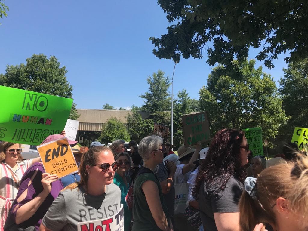 Comunidad indignada por trato a inmigrantes en la frontera