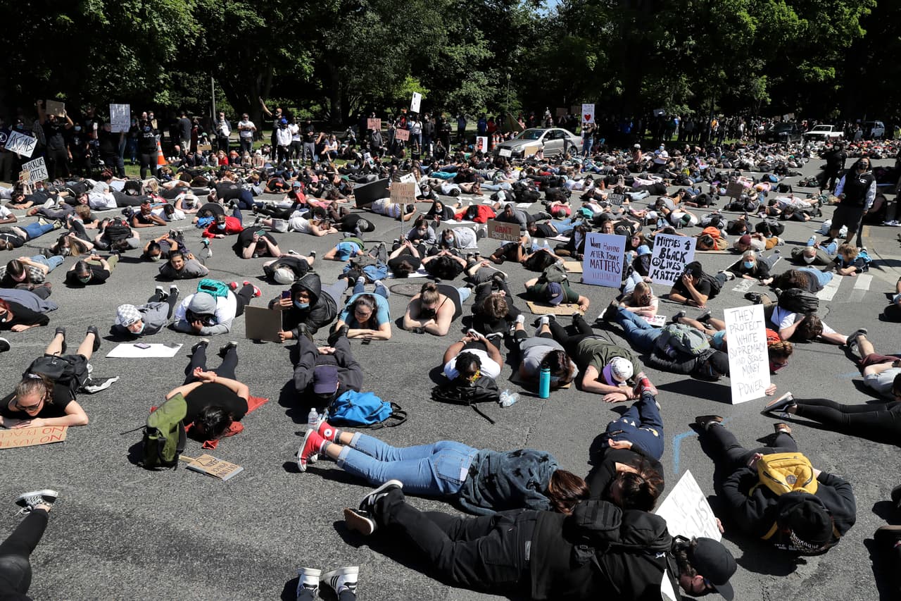 En Tacoma, estado de Washington, hubo otra protesta similar. El presidente Trump dijo el martes que
<b><a href="https://www.univision.com/noticias/edicion-digital/en-que-consiste-la-ley-de-insurreccion-que-amenazo-donald-trump-con-invocar-video">podría invocar la Ley de insurección</a></b>, que permite movilizar a los militares, con el propósito de frenar la ola de manifestaciones contra el racismo y la brutalidad policial. Pero este jueves el secretario de Defensa de Estados Unidos,
<b><a href="https://www.univision.com/noticias/politica/esper-el-secretario-de-defensa-opuesto-a-militarizar-la-respuesta-a-las-protestas">Mark Esper, manifestó su oposiciónal uso de fuerzas militares para controlar situaciones de orden civil</a></b>.