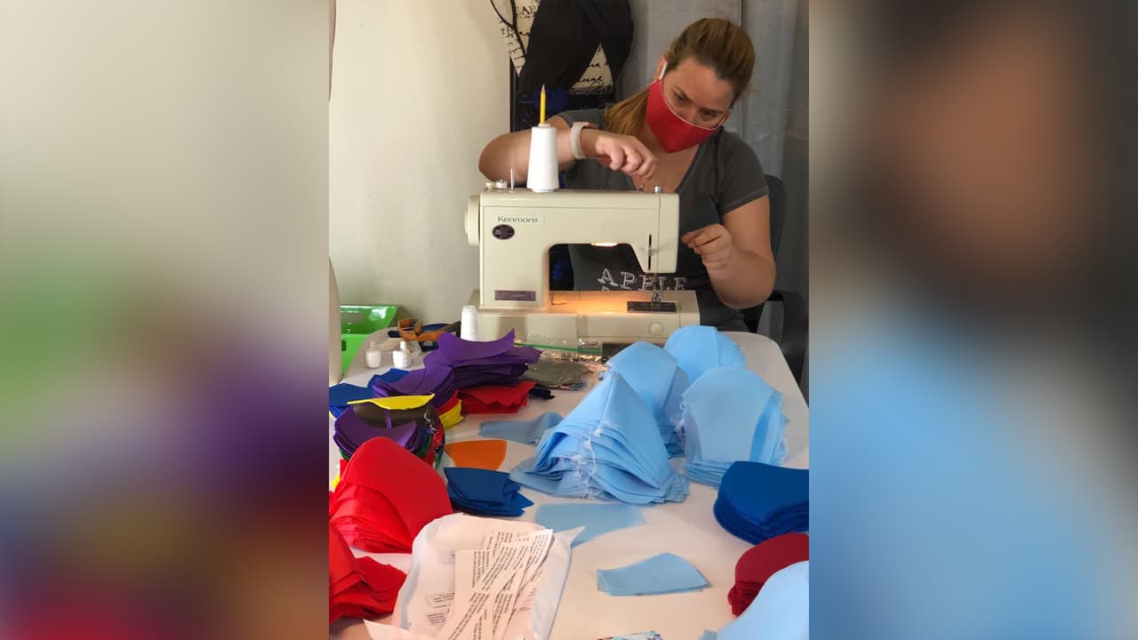 “Estoy usando un poquito de los dones que se me han otorgado para poner un granito de arena”, continúo Martí.