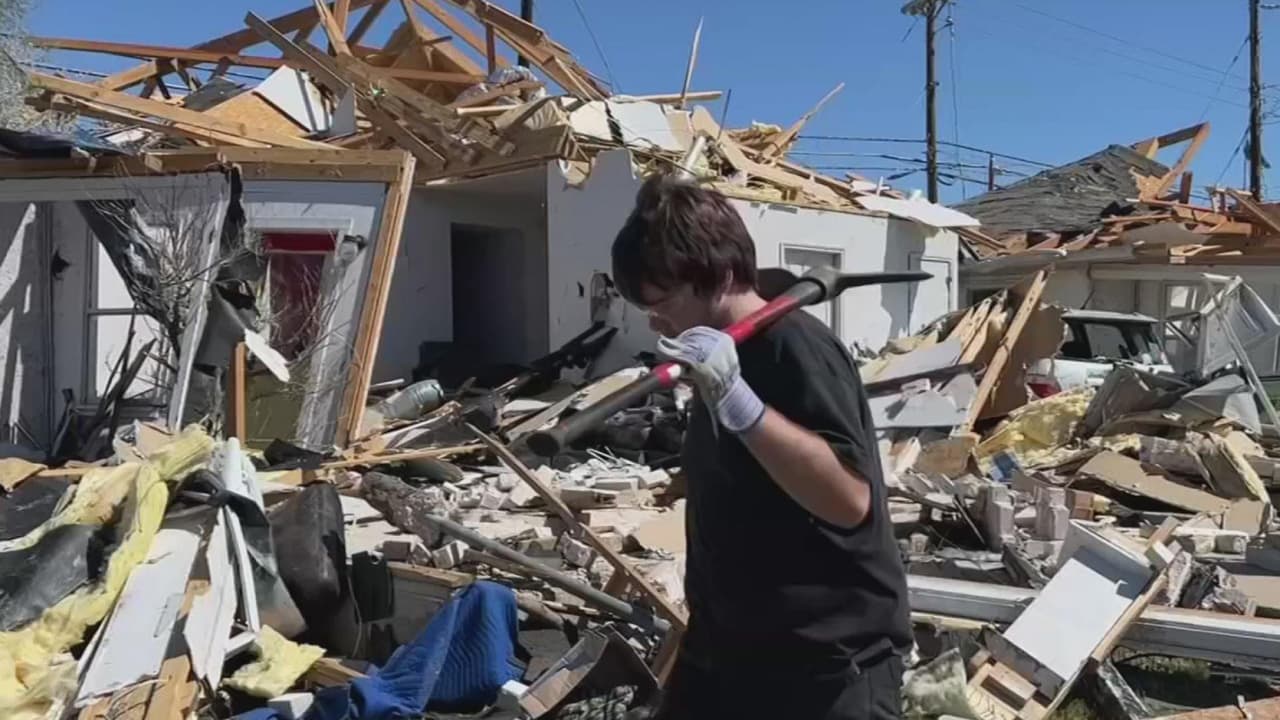 Abren centro para ayudar a familias afectadas por el tornado en Elgin