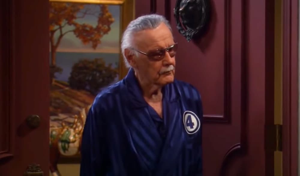 En ese capítulo, Sheldon y Penny lo visitan en su casa y a pesar de no tener una invitación de la leyenda de Marvel, Stan Lee los recibe vistiendo una bata de los Fantastic Four. Para desgracia (o buena suerte) de Sheldon, el escritor consigue una orden de restricción en su contra, algo que el genio valora como uno de sus tesoros.
<br>
