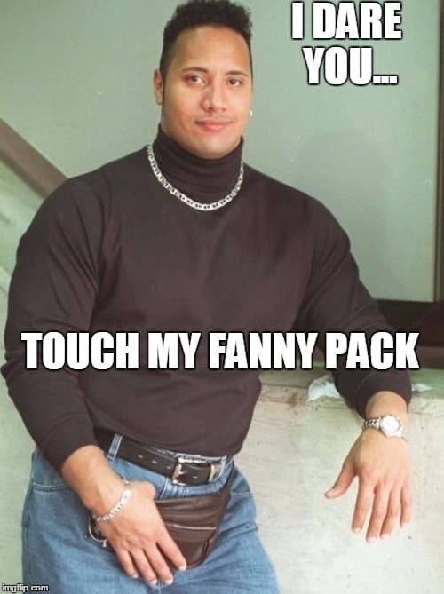 Internet está repleto de memes sobre las cangureras, o 'fanny pack' ("te reto a que toques mi riñonera", dice 'The Rock' en este meme).