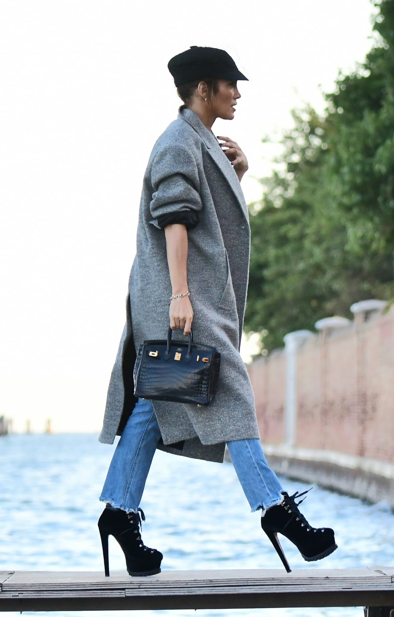 'La Diva del Bronx' 
<b><a href="https://www.univision.com/famosos/los-50-looks-mas-memorables-de-jlo-en-50-anos-fotos" target="_blank">apareció en Venecia en jeans de corte recto</a></b> con una camiseta estampada de Dolce & Gabbana. 
<br>