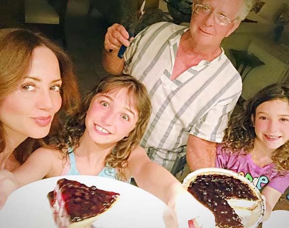 ¡Nadie se resiste! El papá de Andrea prepara un pay que vuelve locas a todas las mujeres de su familia.