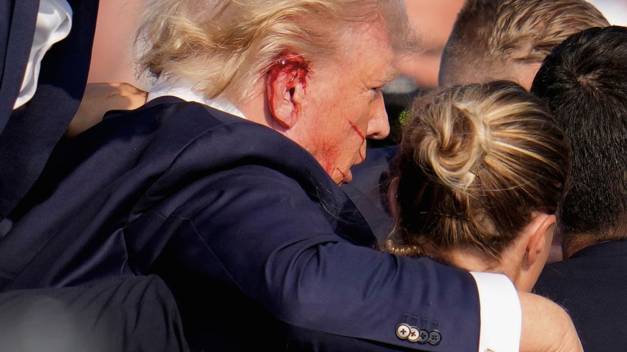 El candidato presidencial republicano, el expresidente Donald Trump, fue ayudado a bajar del escenario por agentes del Servicio Secreto de Estados Unidos durante un acto de campaña en Butler, Pensilvania, el sábado 13 de julio de 2024.