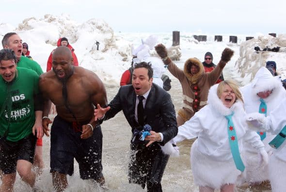 ¡Lo hizo!Mira lo congelado que quedó el comediante Jimmy Fallon luego de aceptar el reto que le hizo el alcalde de Chicago Rahm Emanuel de lanzarse a las congeladas aguas del Lago Chicago durante el Polar Plunge 2014 y con un temperatura de 2 grados