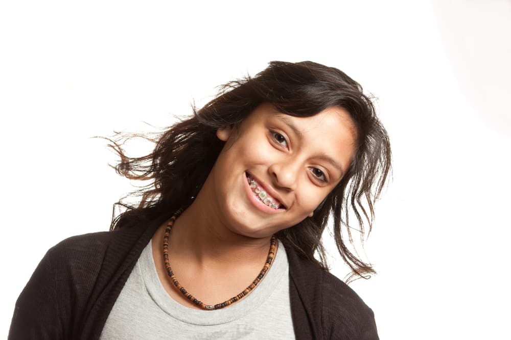 Suele acompañarse de otros manierismos similares como expresiones faciales muy precisas. En algunos casos los movimientos de cabeza son notables y al hablar con esa persona nos da la impresión de que están constantemente haciendo un ejercicio con el cuello. 
<br>Se observa con más frecuencia en el signo de 
<b>Tauro</b>.