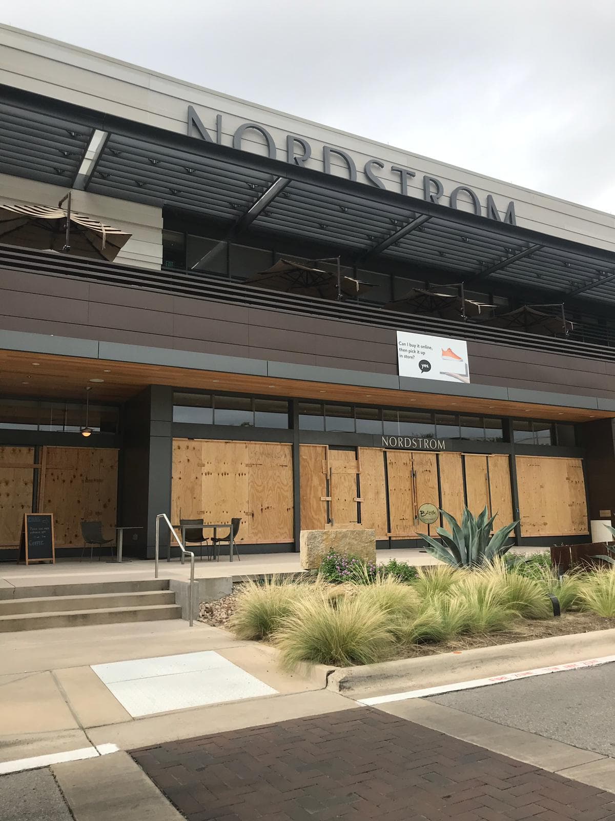 Según se informó, paredes y otras estructuras fueron vandalizadas con grafiti. El jefe de policía Brian Manley advirtió en Twitter que las autoridades tomarían medidas enérgicas contra el comportamiento ilegal.