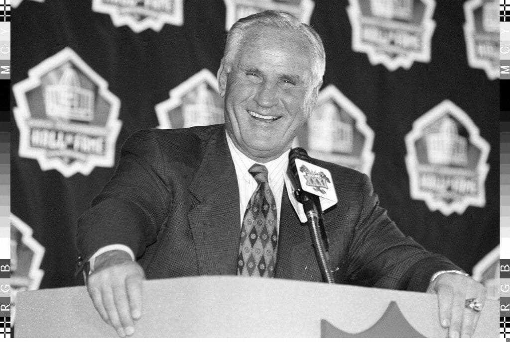 Don Shula fue el entrenador más ganador en la historia de la NFL con un récord de temporada regular de 328-156-6 y un récord de postemporada de 19-17.
