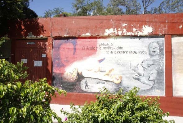Este mural recuerda el asesinato de dos alumnos de Ayotzinapa durante una protesta el 12 de diciembre de 2011.