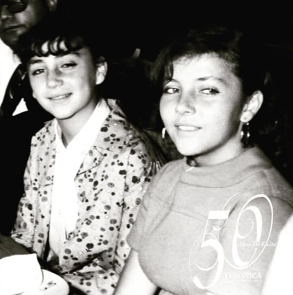 Pero, recordemos cómo han sido sus 51 años de carrera. Desde sus inicios, el bello rostro de la actriz le abrió las puertas al estrellato, y al llegar ahí demostró que no solo era bonita, sino que tenía mucho talento.