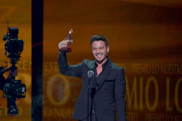 J Balvin ganó este premio y no podía parar de sonreír, estaba muy emocionado.