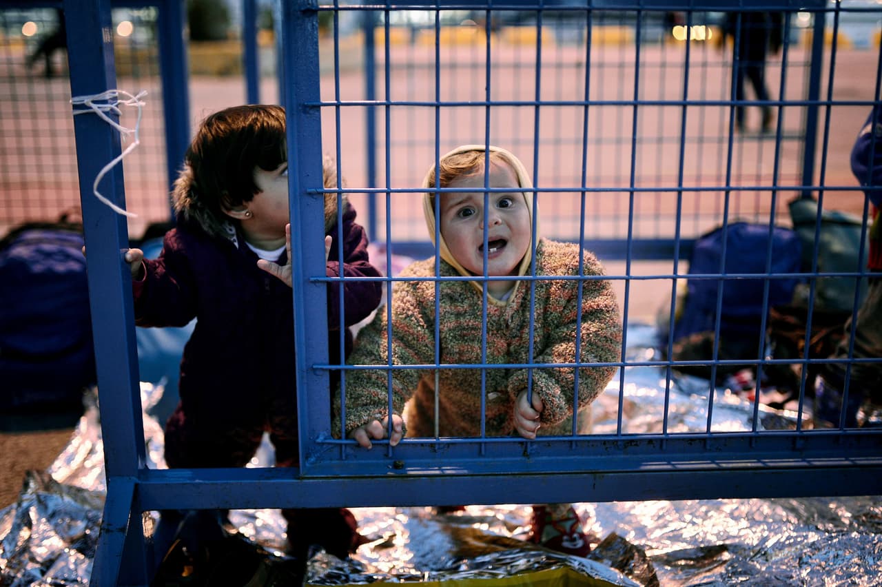 Bebés de refugiados sirios muestran el drama que envuelve a sus familias en el puerto de El Pireo, cerca de Atenas. (Foto por Louisa Gouliamaki, AFP).