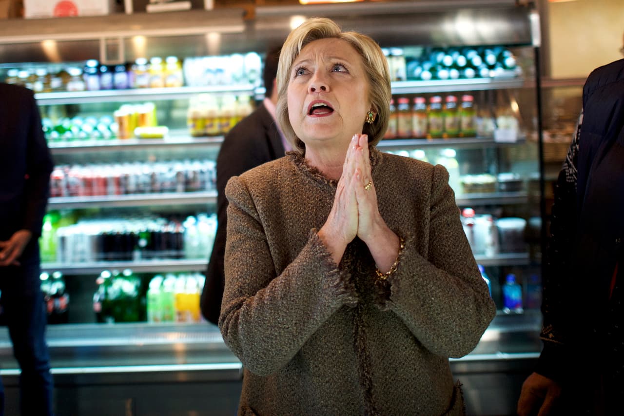 Así analiza el menú Hillary Clinton, durante su visita a Saffron's Cafe & Bakery en Carolina del Sur. (Foto por Mark Makela).