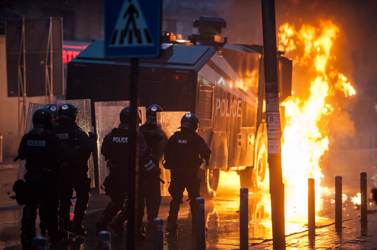 En Kosovo, la policía trata de hacer frente al fuego que se originó en medio de los disturbios provocados por opositores. (Foto por Armend Nimani, AFP).