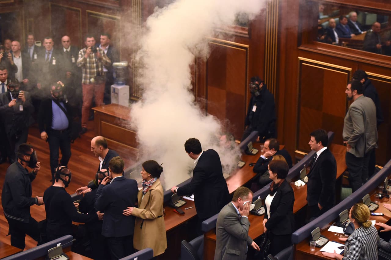 Así fue como los legisladores de oposición comenzaron a lanzar los gases en el Parlamento de Pristina. (Foto por Armend Nimani, AFP).