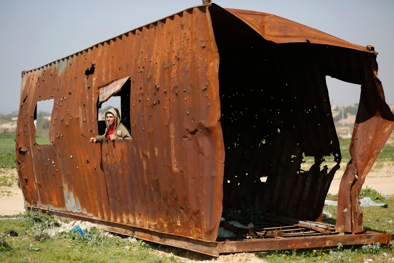 Un palestino se asoma desde lo que quedó de una caravana destruida en el verano de 2014 en la Franja de Gaza. (Foto por Mohammed Abed, AFP).