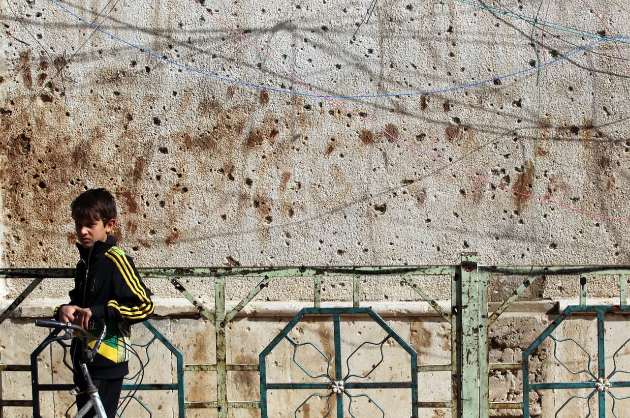 Un niño iraquí frente al muro de la mezquita Rasul al-Azam, que fue rafagueada. (Foto por Ahmad Al-Rubaye, AFP).