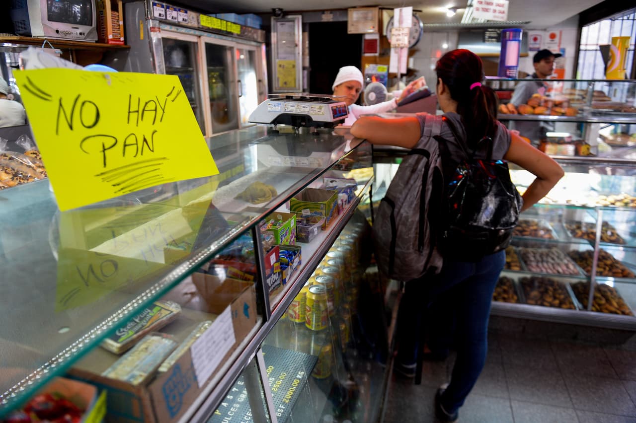 También el pan es escaso en Caracas. Esta mujer espera por novedades al respecto en un establecimiento. (Foto por Federico Parra, AFP).