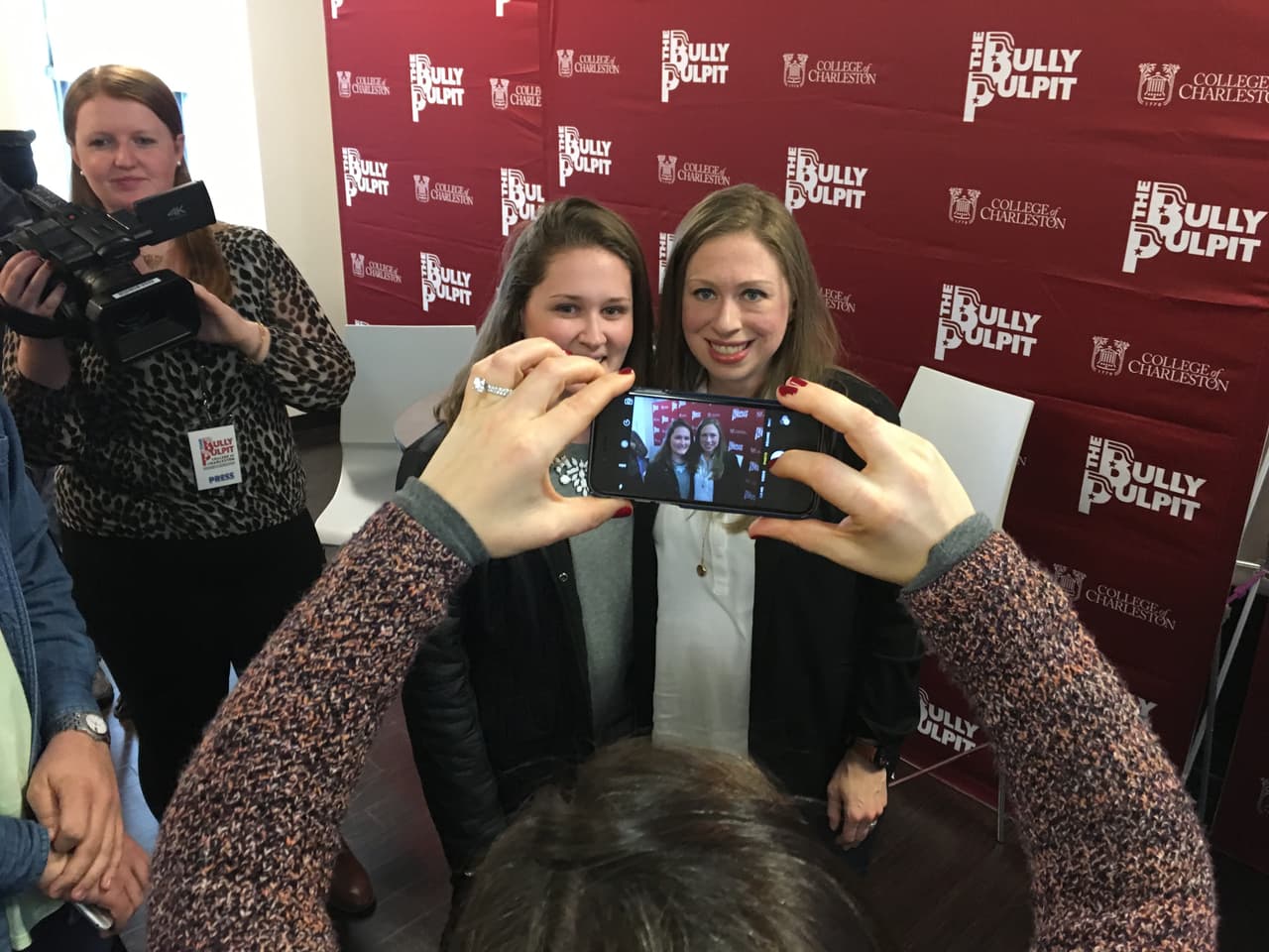 Selfies incluidas, Chelsea Clinton hace campaña por su madre Hillary en la Universidad de Charleston en Carolina del Sur. (Foto de Ivan Corounne, AFP).