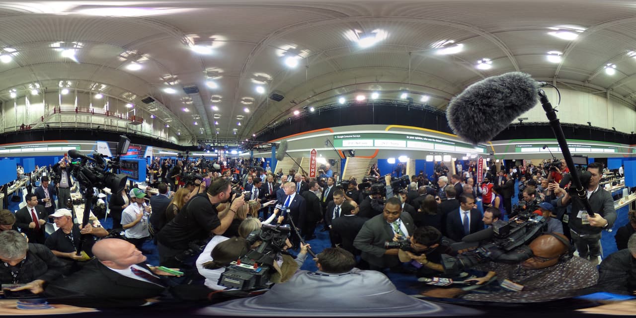 Donald Trump se dirige a los medios de comunicación después del debate de cara a la nominación republicana en Houston, Texas. (Foto por Joe Raedle).