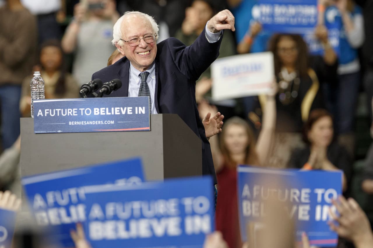 El demócrata Bernie Sanders sonríe durante un evento en la Universidad Estatal de Chicago. (Foto por John Gress).