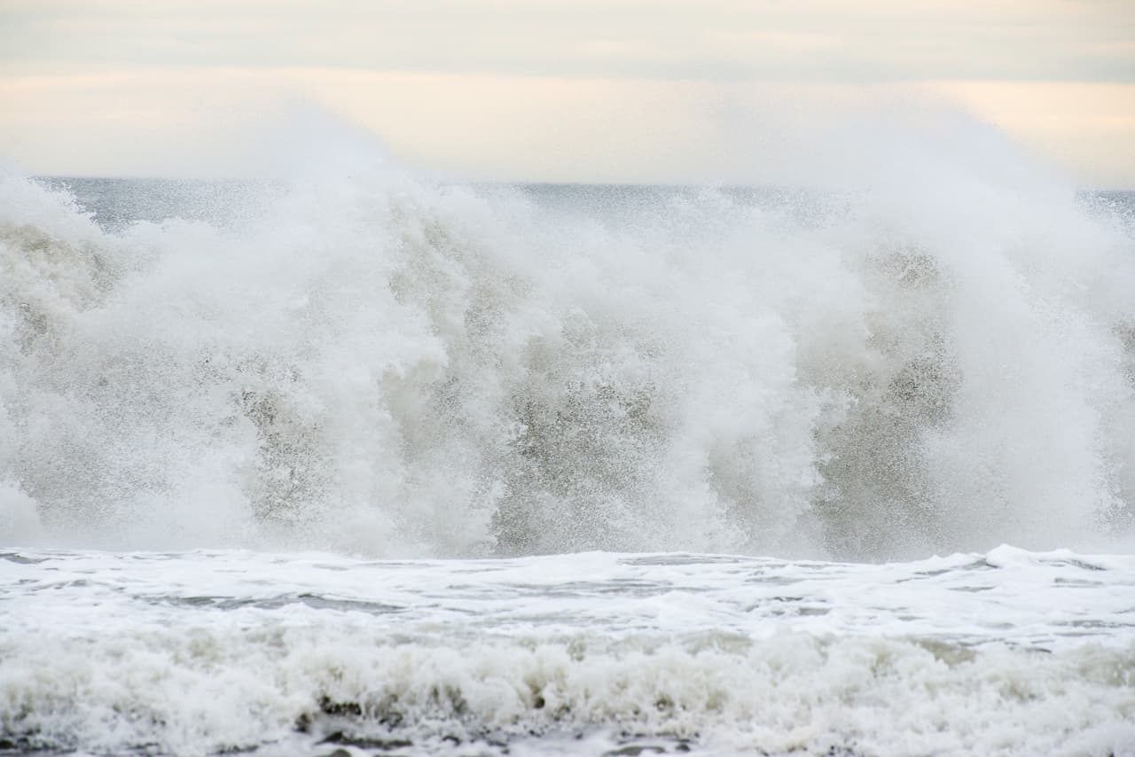 Rompen las olas cerca de un buque de pesca a orillas de la playa Rockaway en Queens, Nueva York. (Foto por Bryan Thomas).