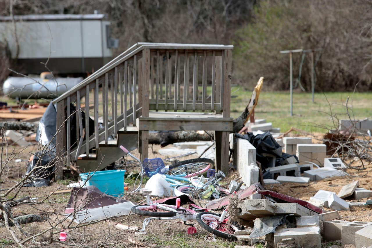 Los restos de una casa arrasada por un tornado en Waverly, Virginia. (Foto por Jay Paul).
