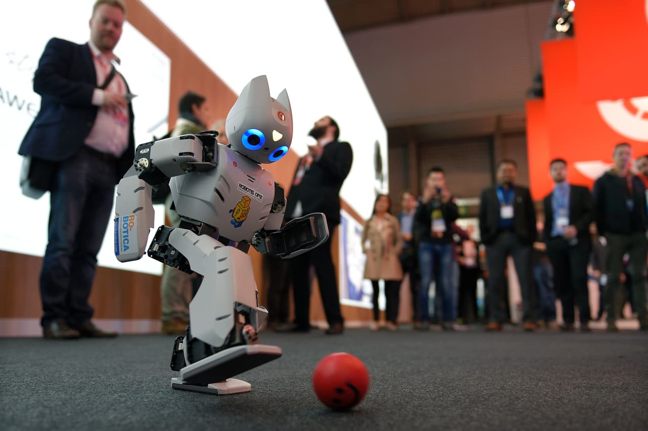 El robot "Robotis OP2" patea un balón en el último día del Mobile World Congress en Barcelona, España. (Foto por Lluis Gene, AFP).