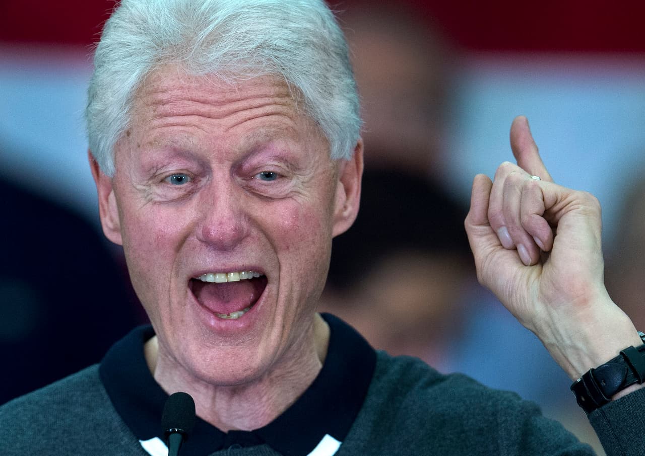 El expresidente Bill Clinton también hace campaña por su esposa Hillary. Aquí, pronunciando un discurso en Virginia. (Foto por Paul J Richards, AFP).