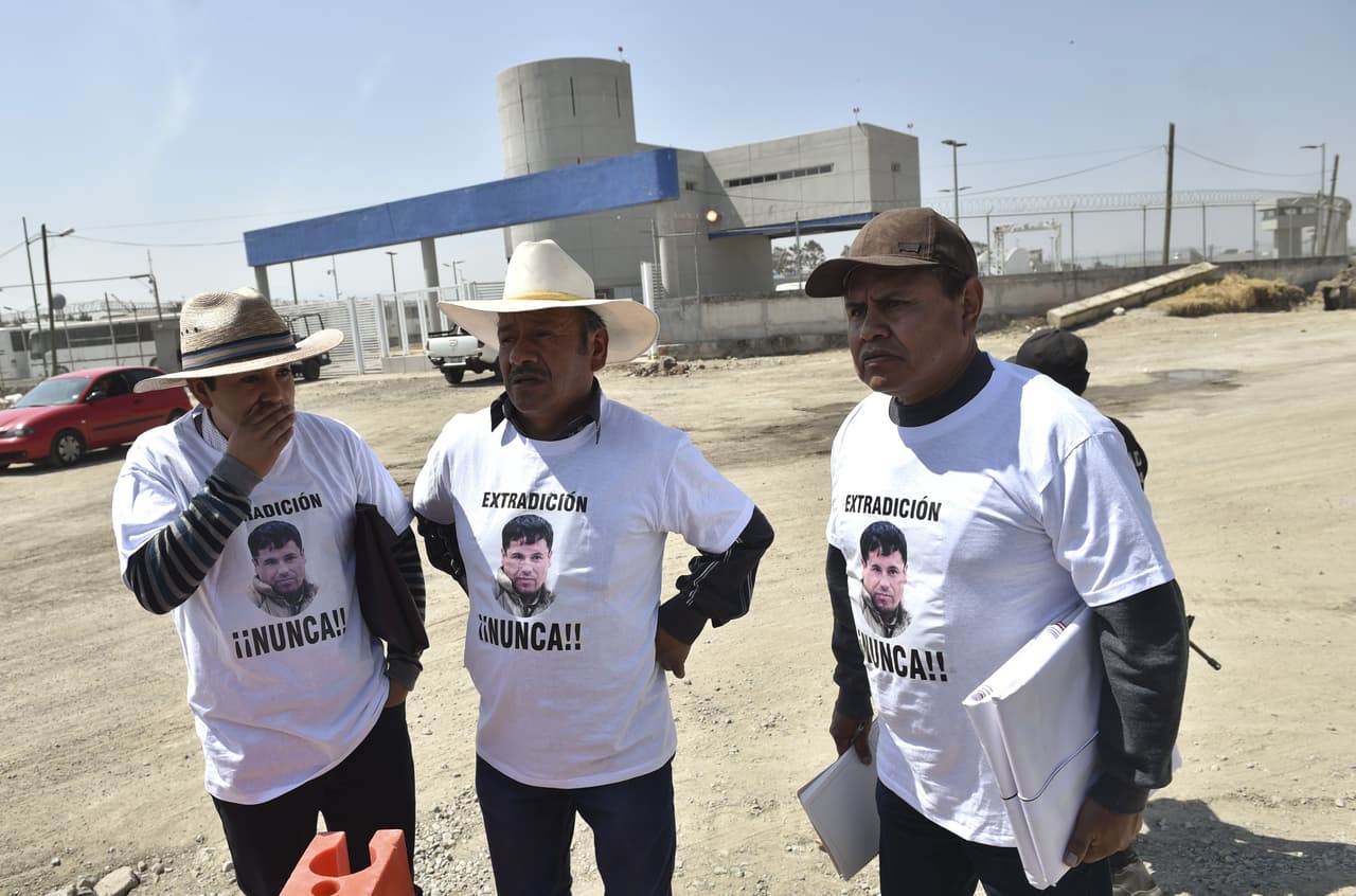 Una especie de manifestación en contra de que "El Chapo" sea extraditado a EEUU, afuera de la cárcel de El Altiplano. (Foto por Yuri Cortez, AFP).