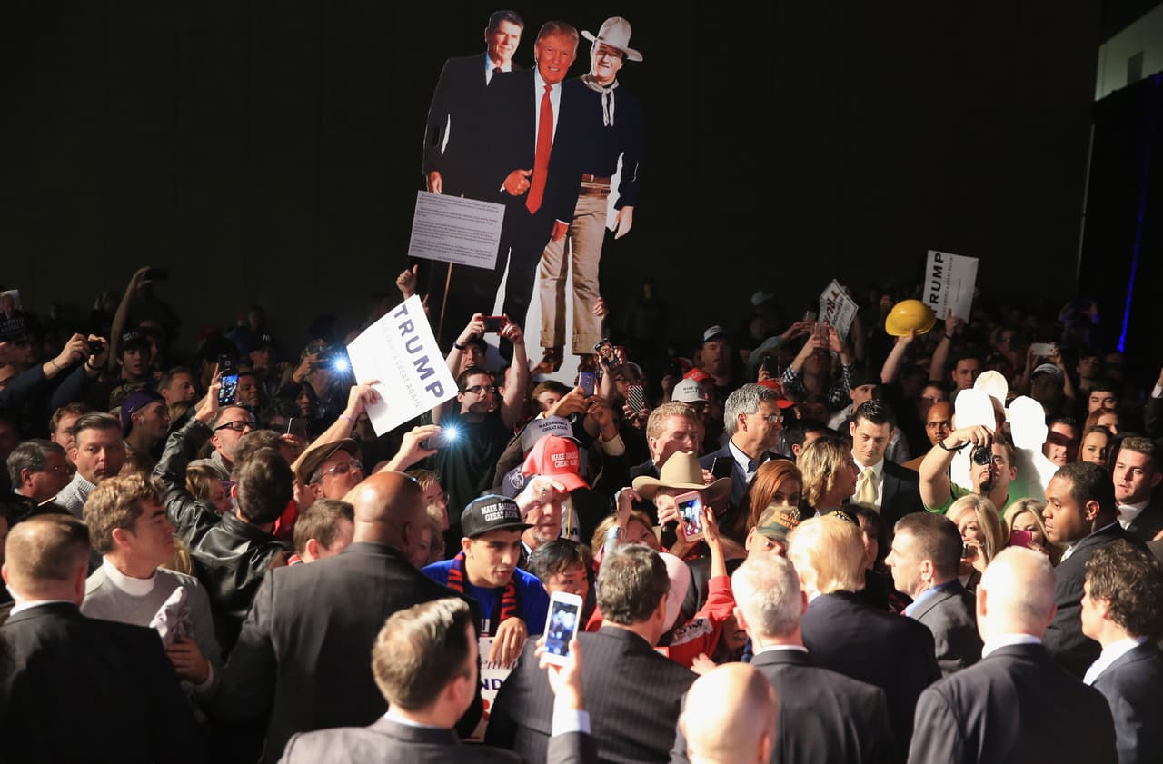 En un evento en Fort Worth, Texas, Donald Trump y Chris Cristie comparten con sus partidarios y hasta con sus figuras de cartón. (Foto por Tom Pennington).