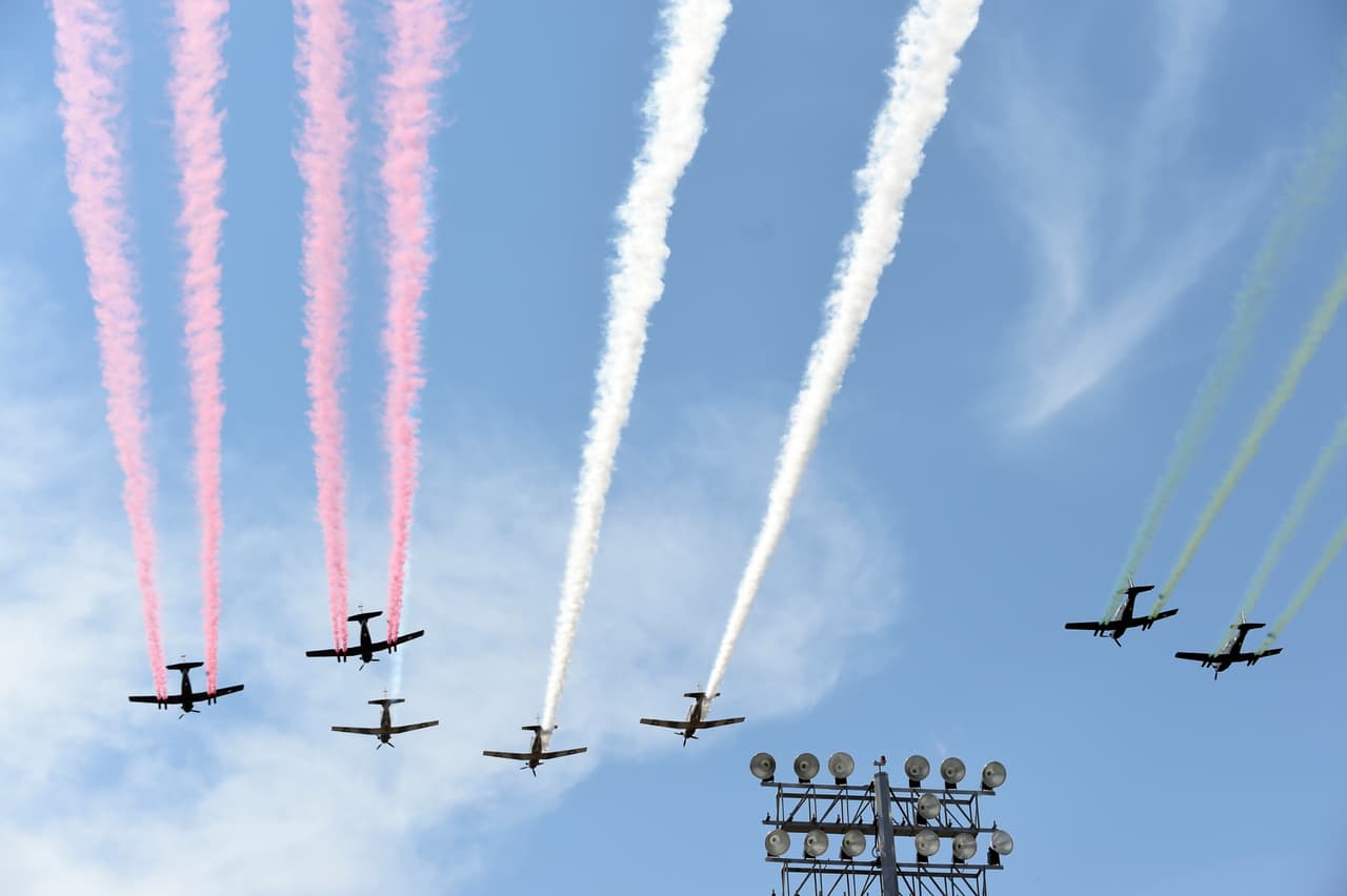 Una exhibición aérea realizada en Guerrero, México, con motivo de la celebración del día de la bandera. (Foto por Alfredo Estrella, AFP).