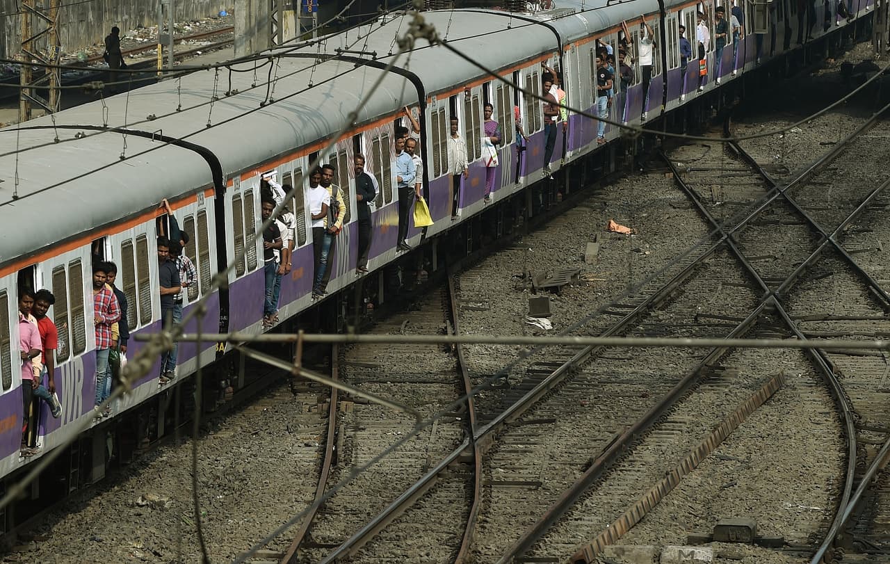 Así viajan los pasajeros indios en un tren cerca de Mumbai. (Foto de Punit Paranjpe, AFP).