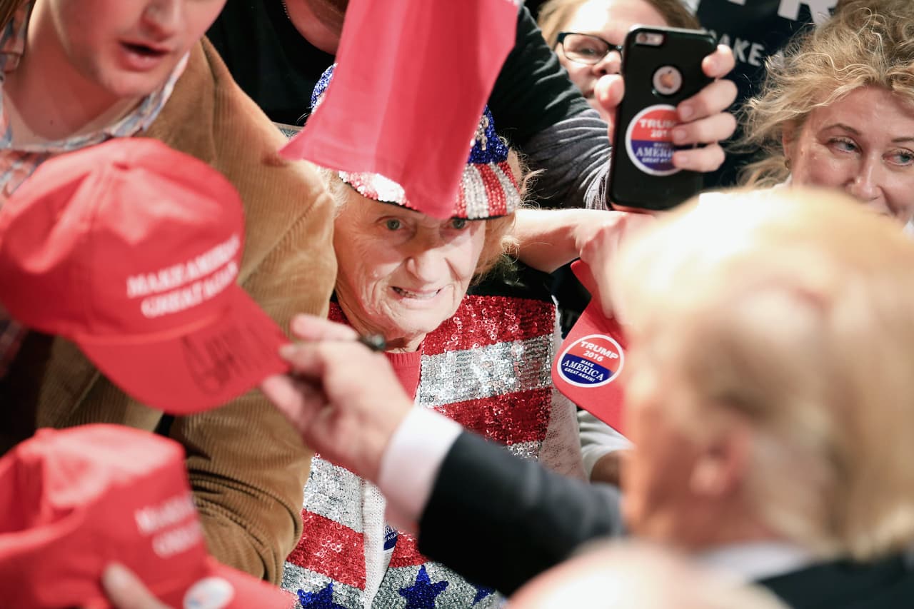 Los patrióticos partidarios de Trump se acercan a él en el Centro de Convenciones de Fort Worth. (Foto por Tom Pennington).