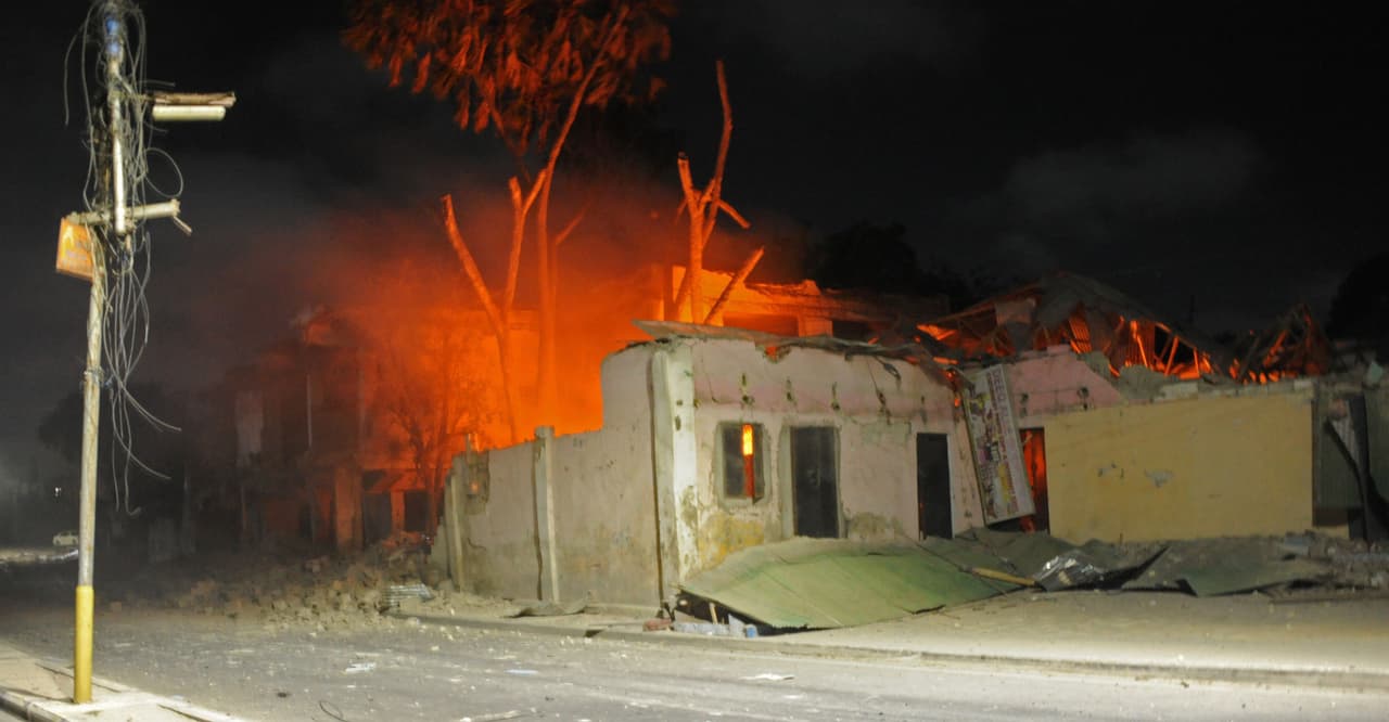 Estremecedora imagen del ataque a un hotel en Mogadiscio, donde al menos 12 personas murieron. (Foto por Mohamed Abdiwahab, AFP).