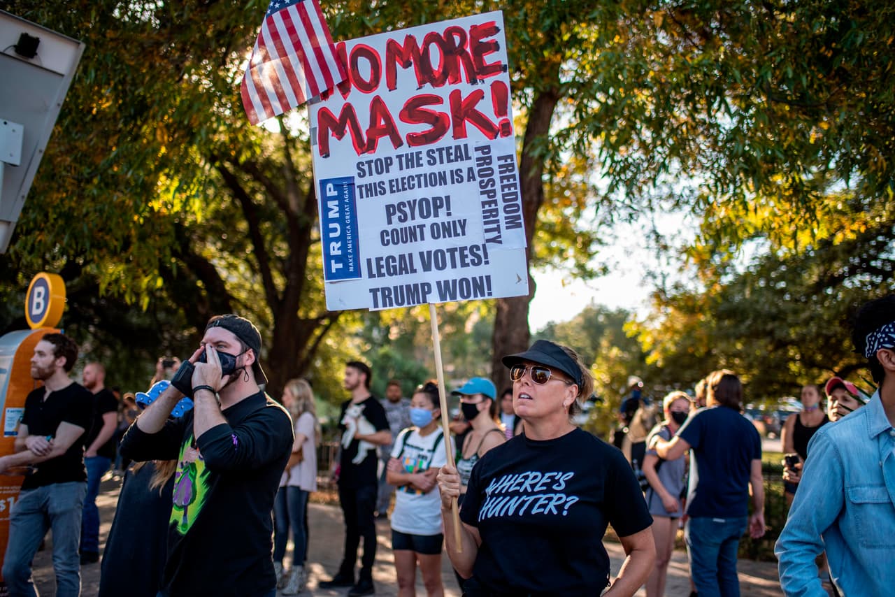 "¡No más mascarillas!", dice uno de los letreros que sostiene uno de los asistentes a la manifestación a favor de Trump convocada en Austin este 7 de noviembre.