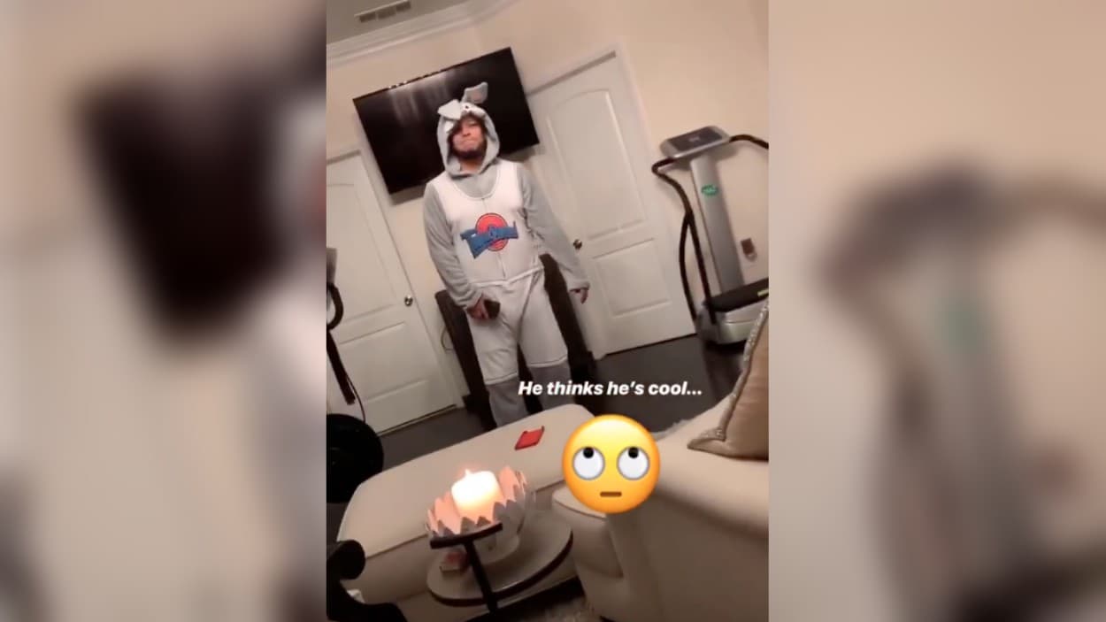 El de Lorenzo es un poco m谩s discreto, aunque trae ojos y orejas de conejo.
<b>"El piensa que es genial"</b>, escribi贸
<b><a href="https://www.univision.com/shows/despierta-america/jenni-rivera-presento-a-lorenzo-mendez-a-su-hija-chiquis-revela-lourdes-stephen-en-despierta-america">la hija mayor de Jenni Rivera</a></b> junto a la foto de su novio.